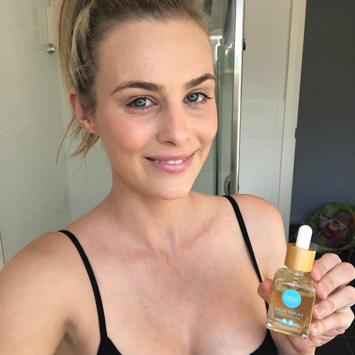 Jules Coffey using esmi Skin Minerals 24K Gold Nourishing Oil 