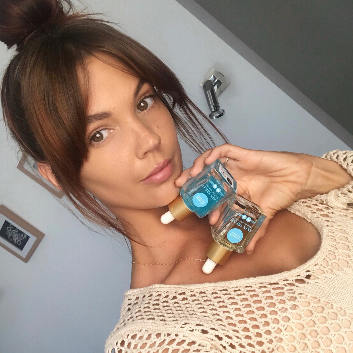 Dani Bonnor using esmi Skin Minerals 24K Gold Nourishing Oil 